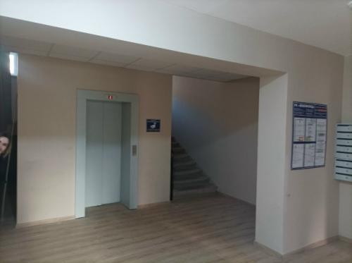 Свежая просторная трёшка, с ровными стенами и удобной планировкой, желает обрести семью и интерьер! 01