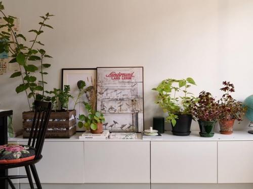 Эта квартира в Стокгольме поражает своей смелой цветовой гаммой на кухне, ведь розовые шкафы не часто встречаются в современных интерьерах. 04