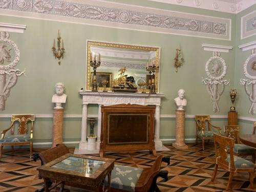 Екатерининский корпус монплезира в Петергофе: от Моего Удовольствия до императорского дворца.