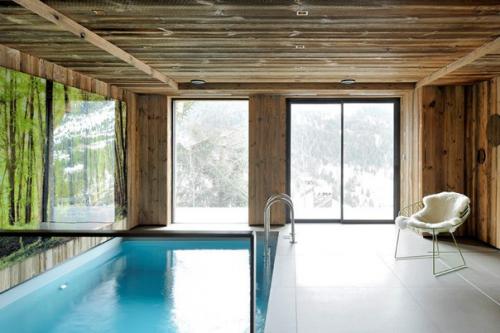 Скромное, но стильное шале с бассейном в Альпах. 08