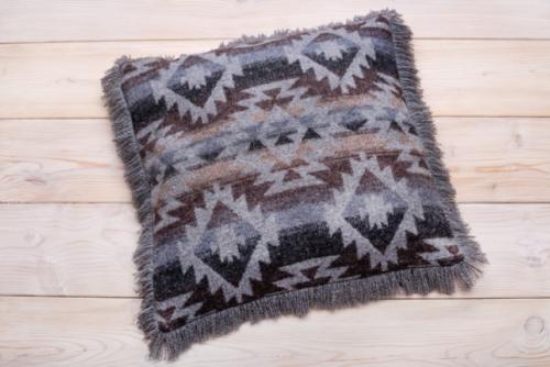 Подушка с этническим орнаментом прекрасно смотрится в интерьерах в стиле Кантри и бохо. 03