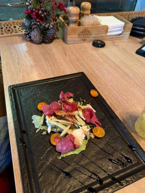 Лишь в том случае, если вы вдруг окажетесь волей судьбы в Южноуральске - рекомендую посетить ресторан Шерон. 04