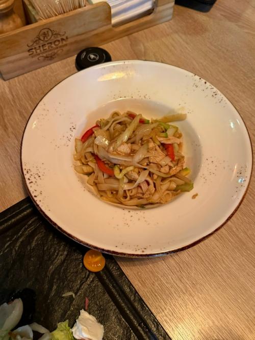 Лишь в том случае, если вы вдруг окажетесь волей судьбы в Южноуральске - рекомендую посетить ресторан Шерон. 05