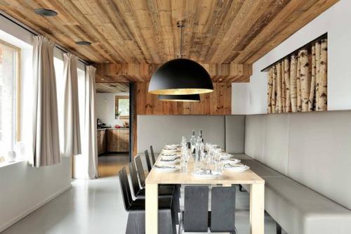 Скромное, но стильное шале с бассейном в Альпах. 03