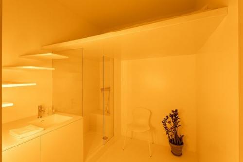 В этой парижской квартире - студии площадью 19 метров не хватало дневного света. 04