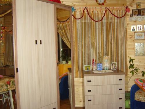 К новому году у нас наконец - то завершилось оформление интерьера нашего домика - мастерской. 01