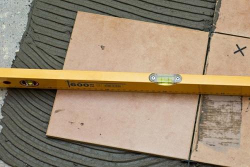 Кладка плитки. Шаг 1. подготовка основания сначала необходимо подготовить основание, чтобы оно было ровным, чистым и сухим. 01