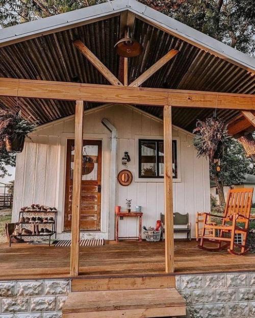 Деревянный домик. Небольшого размера, но есть всё, что нужно. 05