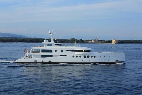 Элегантная 60-метровая суперъяхта Madame Kate от верьфи Amels. 02