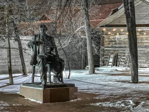 Молодой человек, у нас почти все экспонаты подлинные! 01