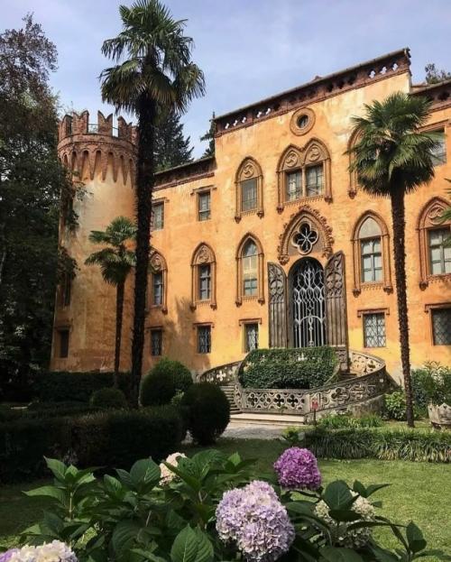 Кастелло - дель - рокколо, Буска, Пьемонт, Италия.  