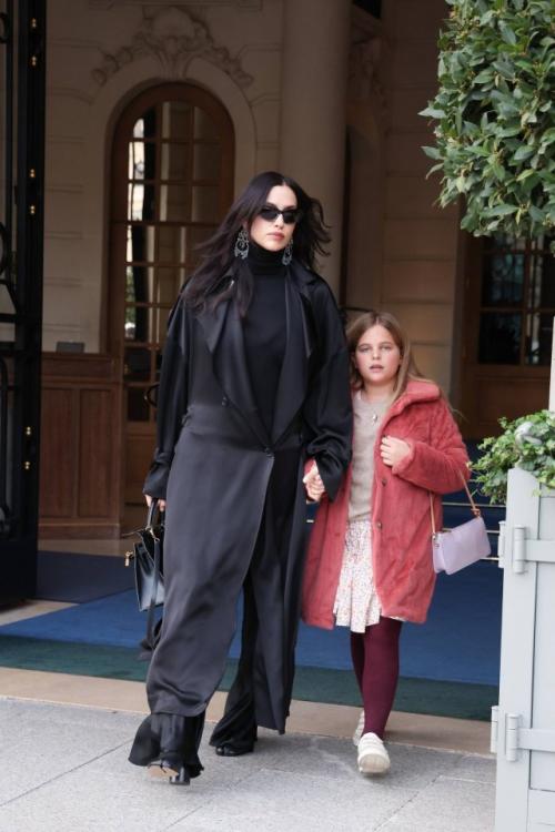 Нью-йоркские модницы своего фирменного стиля в Париже раздали. 01