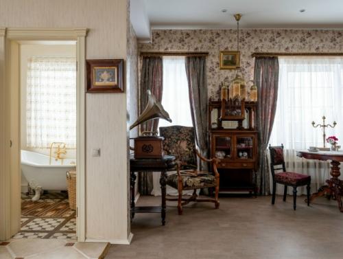 Гостевой дом дача петровичева 17 расположен в трех минутах ходьбы от ростовского кремля и озера Неро внутри городских земляных валов 17 века. 03