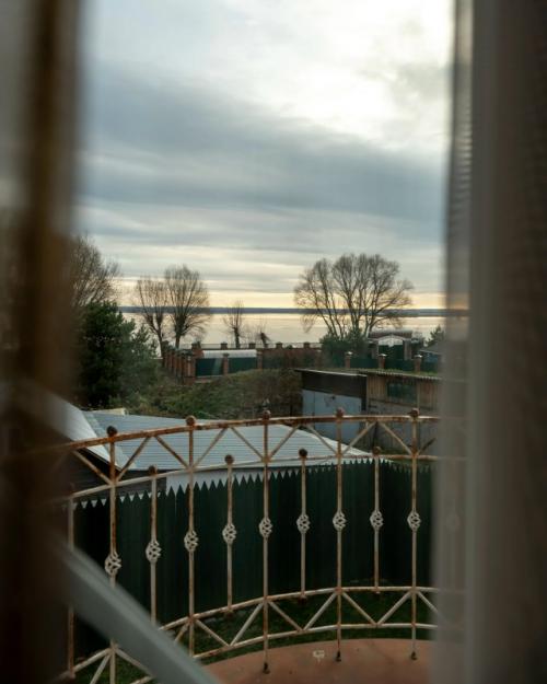 Гостевой дом дача петровичева 17 расположен в трех минутах ходьбы от ростовского кремля и озера Неро внутри городских земляных валов 17 века. 04