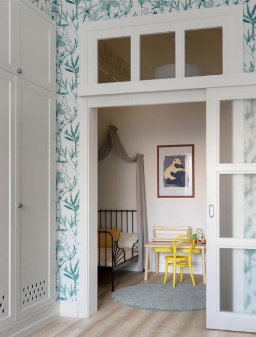 Дизайнер оформила интерьер квартиры для молодой семьи, вдохновившись фильмами Уэса Андерсона. 08