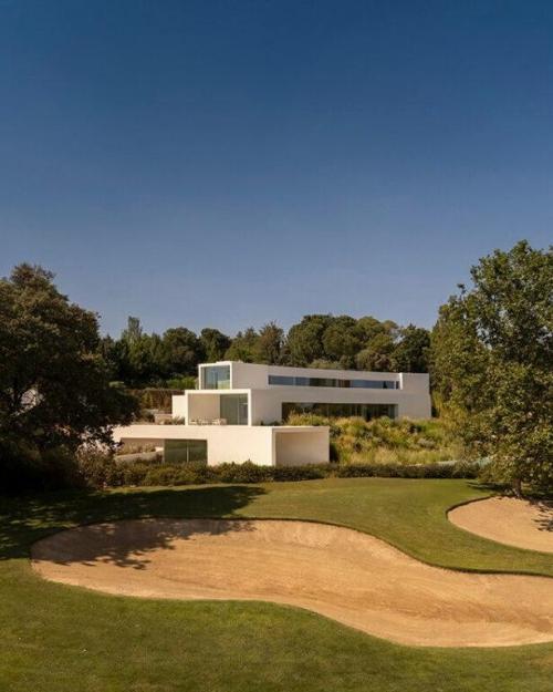 Белый бетон и зелень: дом в Испании, где сад стал частью интерьера. 02 Белый бетон и зелень: дом в Испании, где сад стал частью интерьера. 02