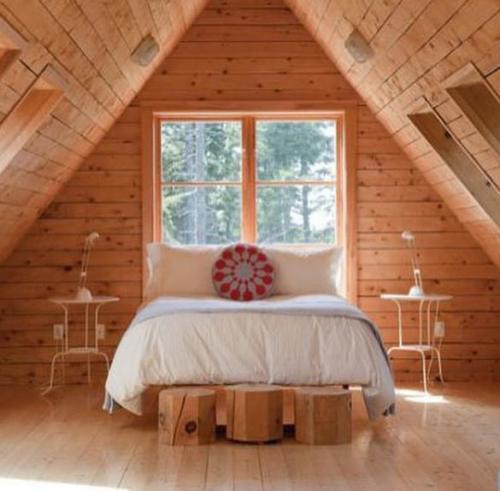 Мансардное помещение таит массу возможностей для обустройства, но спальня на мансарде - один из излюбленных вариантов. 05