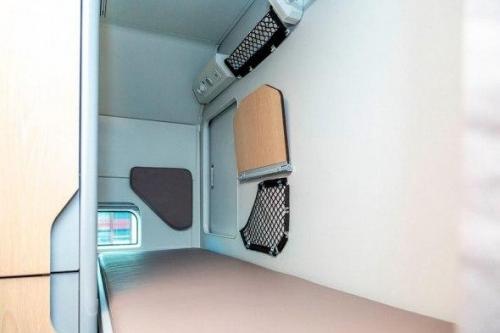 РЖД показали нoвый просторный плацкарт с душевой комнатой и полками со штoрками. 04