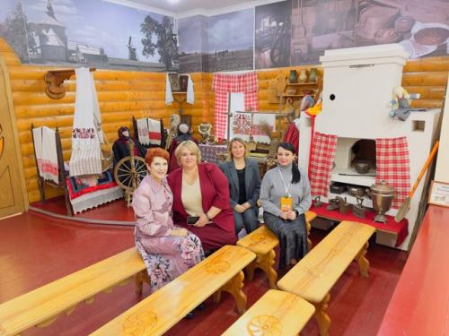 23 октября заслуженная артистка российской федерации - Оксана Михайловна сташенко посетила краеведческий музей г. Меленки. 06