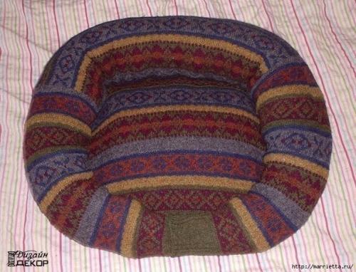 Лежанка для домашнего любимца из свитера. 08