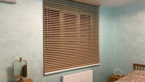 Горизонтальные деревянные жалюзи 50 мм в оттенке Венге в кабинет, в спальни и гостиную оттенок эвкалипт. 05