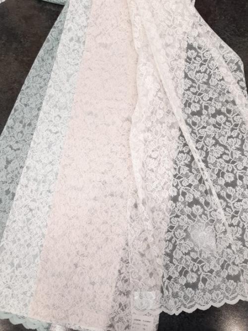 В последнее время становятся популярны легкие кружевные занавески в интерьере городской квартиры, дома. 07