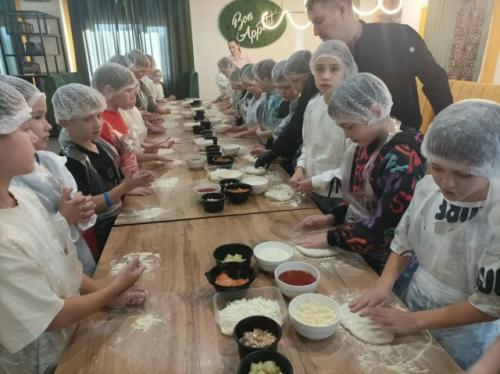 В канун осенних каникул дети 3 г класса получили подарок от родителей - посетить замечательное место в городе кафе Печь. 04