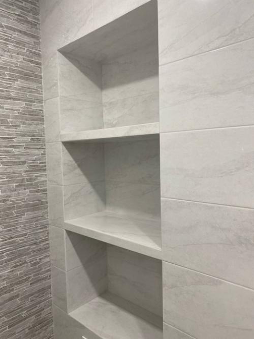 Ремонт ванной комнаты в современном стиле выполнили. 01