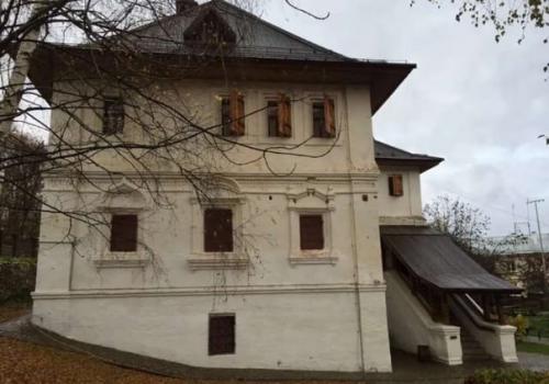 Всем привет. В небольшом городке Гороховец, который знаменит своими старинными зданиями, находится дом Сапожникова.