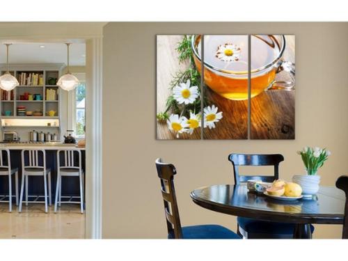 Модульные картины в интерьере кухни сразу превращают это технологичное помещение в интересное пространство, отражающее вкусы своих хозяев. 03