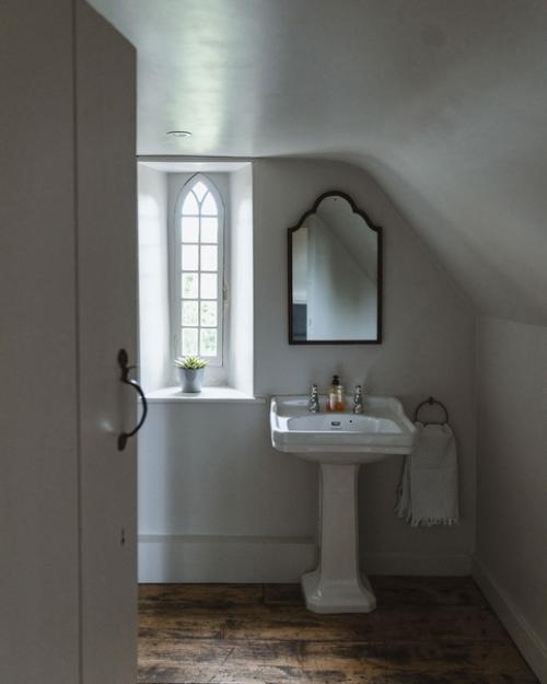 Этот частный коттедж в Англии был построен еще в 19 веке и очень напоминает замок. 04