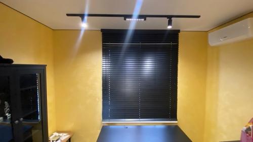 Горизонтальные деревянные жалюзи 50 мм в оттенке Венге в кабинет, в спальни и гостиную оттенок эвкалипт. 02