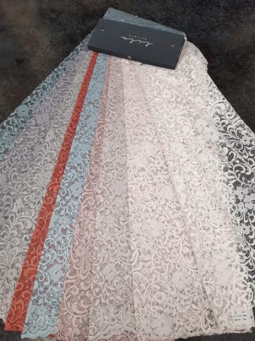 В последнее время становятся популярны легкие кружевные занавески в интерьере городской квартиры, дома. 01