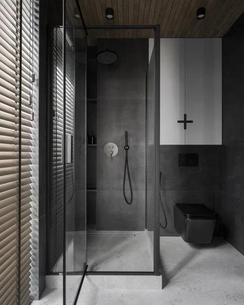 Дизайнеры Дарья Максимова и Ася Анциферова спроектировали интерьер с обилием темных красок для семьи с детьми. 02