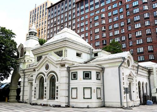 Давно собиралась рассмотреть поближе интересное здание на ленинградском проспекте. 01