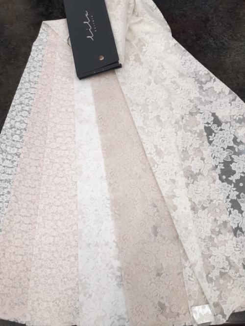 В последнее время становятся популярны легкие кружевные занавески в интерьере городской квартиры, дома. 04