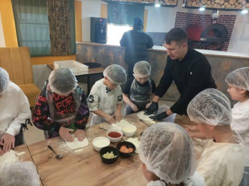 В канун осенних каникул дети 3 г класса получили подарок от родителей - посетить замечательное место в городе кафе Печь. 01