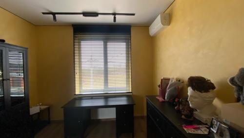 Горизонтальные деревянные жалюзи 50 мм в оттенке Венге в кабинет, в спальни и гостиную оттенок эвкалипт. 01