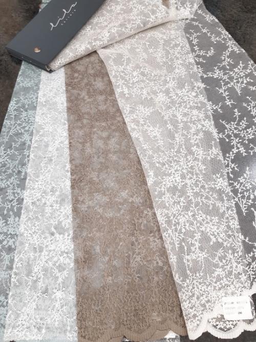 В последнее время становятся популярны легкие кружевные занавески в интерьере городской квартиры, дома. 05