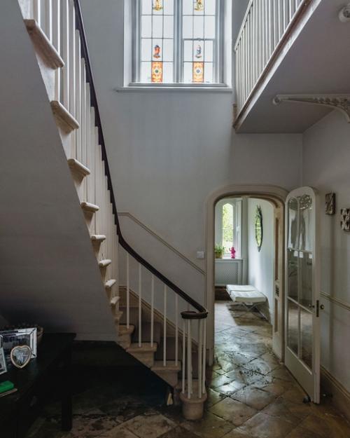 Этот частный коттедж в Англии был построен еще в 19 веке и очень напоминает замок. 02