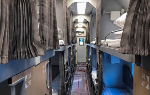 ЖД. Новый плацкартный вагон с увеличенными полками представлен.