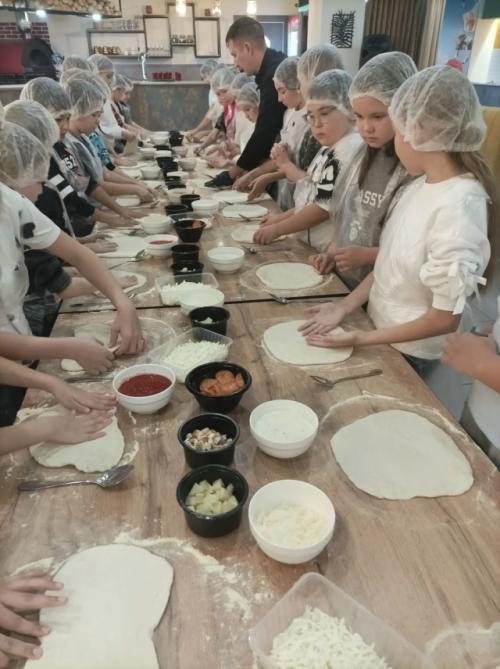 В канун осенних каникул дети 3 г класса получили подарок от родителей - посетить замечательное место в городе кафе Печь. 02