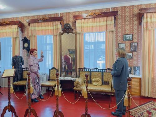 23 октября заслуженная артистка российской федерации - Оксана Михайловна сташенко посетила краеведческий музей г. Меленки. 04