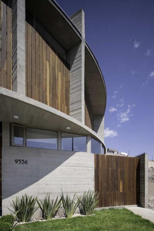 Дом из бетона, стекла и дерева. 01