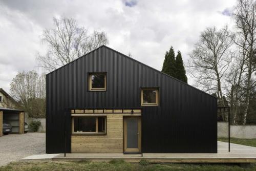 Французская архитектурная фирма Studiolada Architects реализовала строительство жилого дома Open Source House в городе баккара. 06