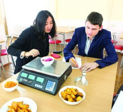 Пойдём, мы поедим в столовой калмгу! 01