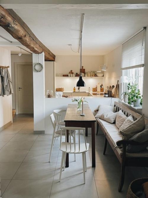 Пастельные тона и теплые древесные оттенки сразу захватают внимание при первом взгляде на интерьер этого дома. 04