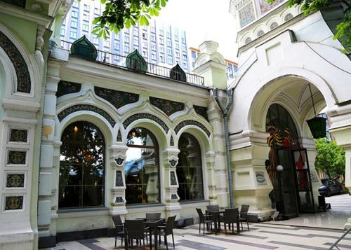 Давно собиралась рассмотреть поближе интересное здание на ленинградском проспекте. 02