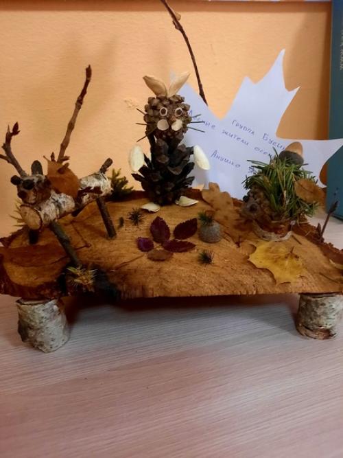 Выставка осенних поделок наших родителей! 03