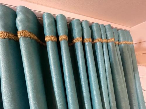 Бирюзовый - это запоминающийся оттенок, который привнесет неповторимый шарм в оформление любой комнаты. 05